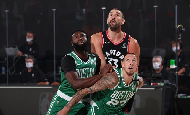  杰伦·布朗关键罚球命中，凯尔特人险胜猛龙守住东部第二